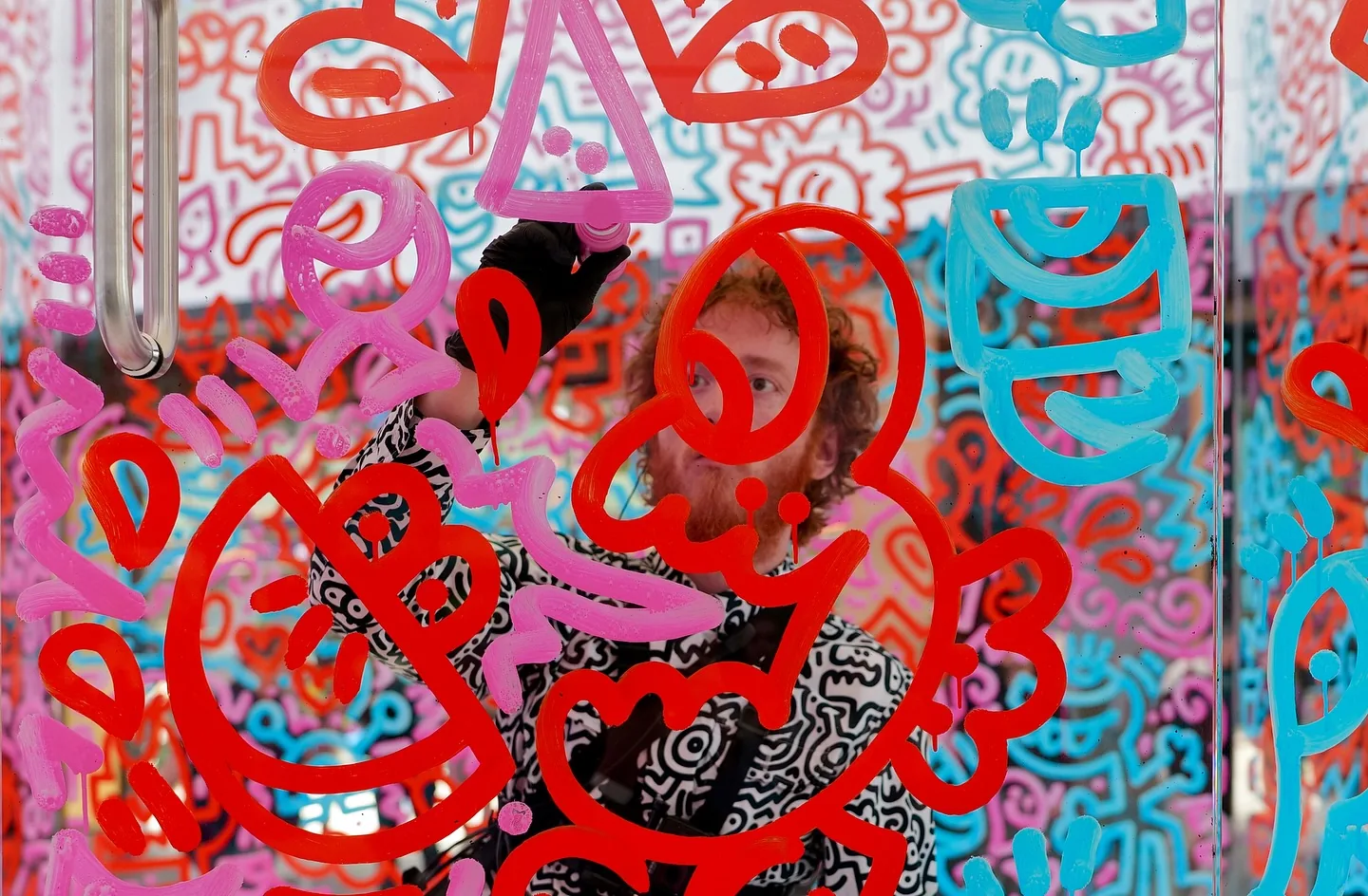 mr-doodle-close-up-drawing-kleenex-cube-outernet-london