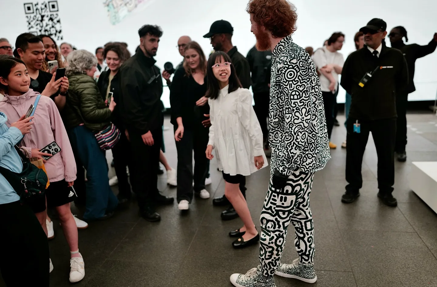 mr-doodle-greeting-fans-doodle-suit-kleenex-outernet-london