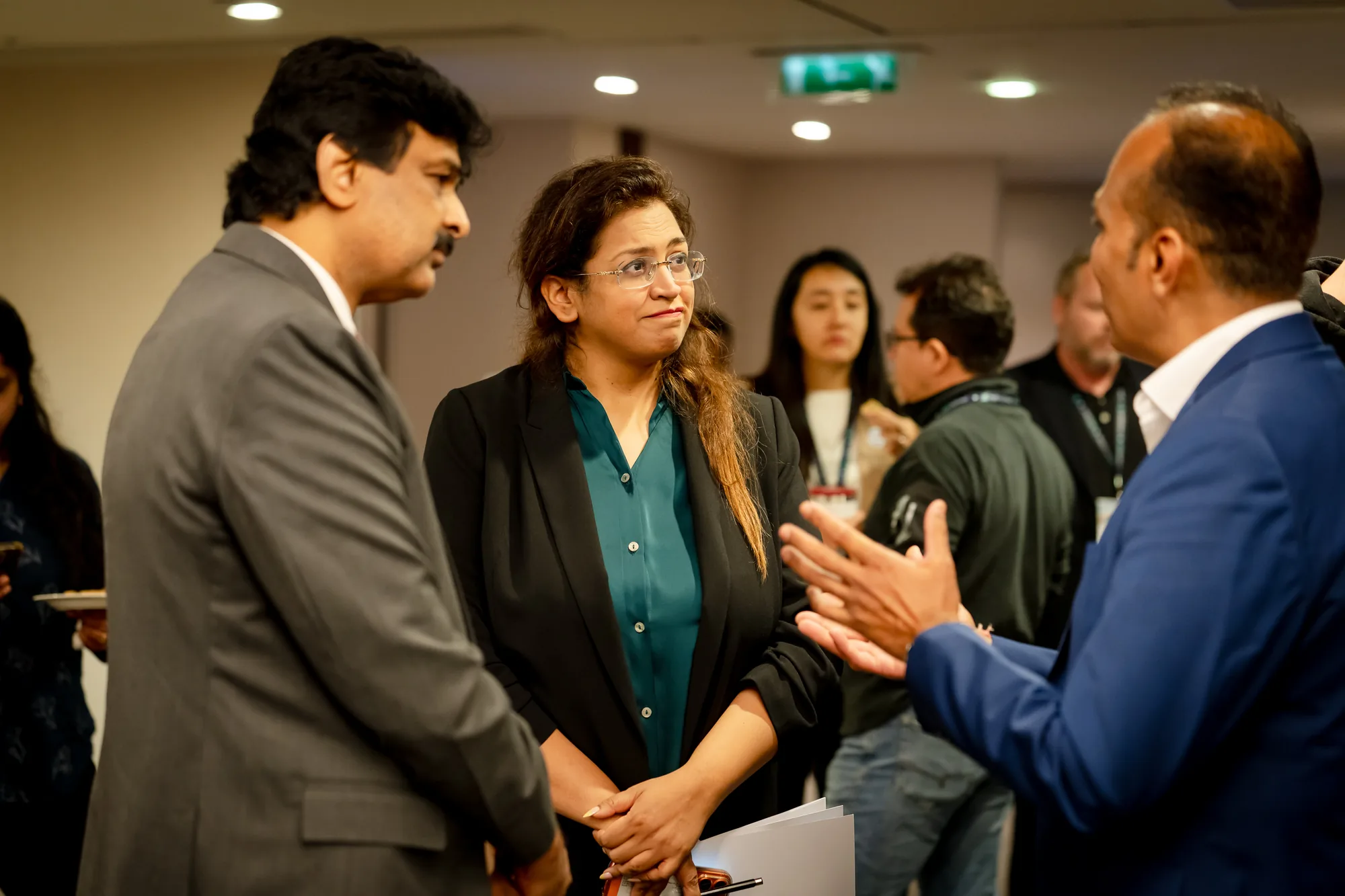 attendees-networking-conversation-grc-summit-royal-garden-hotel
